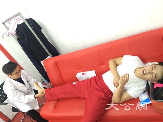 容天佑拍內地真人騷傷右腳