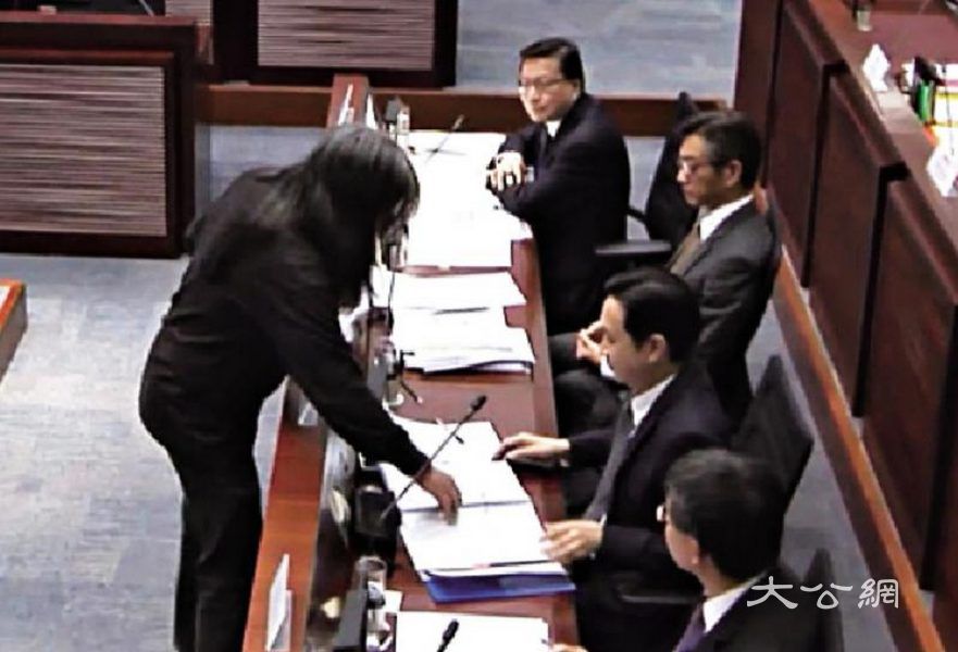 「長毛」立會搶文件被控「藐視罪」 8月7日預審