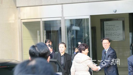 林鄭拜訪港澳辦 張曉明門口迎接