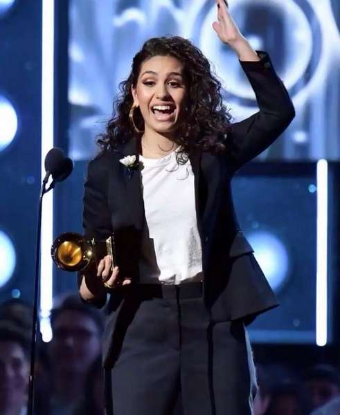 加拿大「网红」歌手勇夺格莱美新人奖