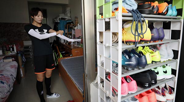 鞋柜里没有一双高跟鞋！每个队员都是“汉子” 