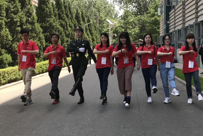 香港学生喜上阵当“仪仗兵”