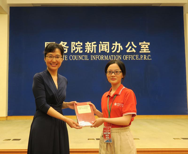 袭艳春赠书 盼港生了解祖国