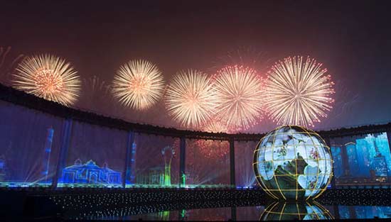 天作幕海为台 青岛焰火迎宾朋