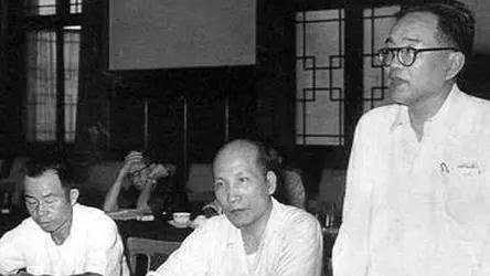 一支铁笔徐铸成：写出大公报与文汇报辅牙相倚