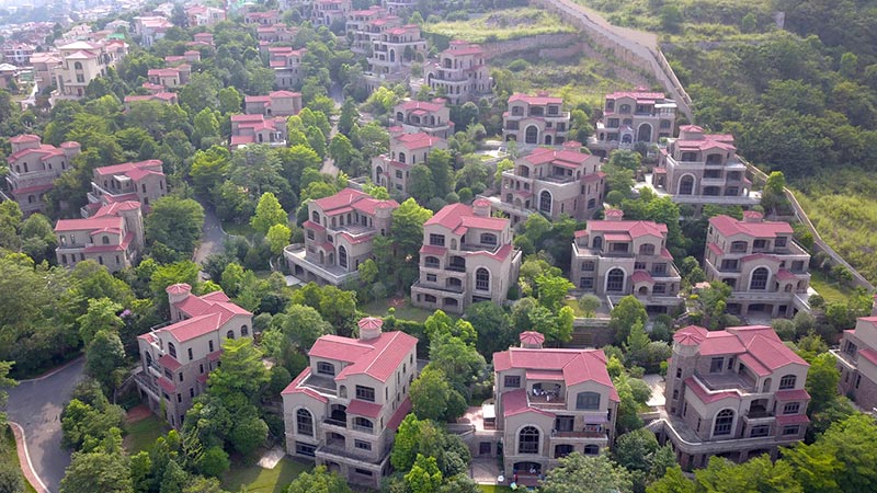 广西南宁“幽灵”别墅烂尾成群 每栋价值数千万无人问津