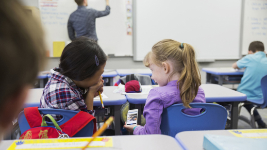法国会颁禁令 中小学封杀手机