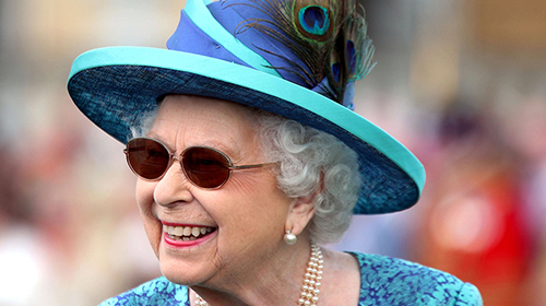 白内障手术成功 英女王戴“黑超”亮相