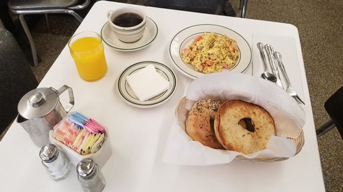 奥巴马悼念名厨波登 纽约餐厅留空凳纪念