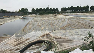 长江岸边万吨恶臭污泥不断增加 泰兴市整改承诺成一纸空文