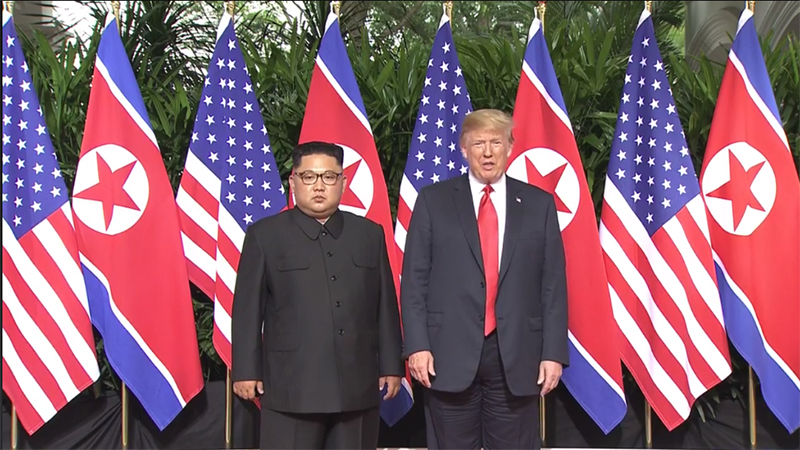 美朝峰会历史一刻 特朗普金正恩世纪握手