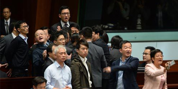 港立会二读“一地两检”草案 反对派搞事4议员被逐