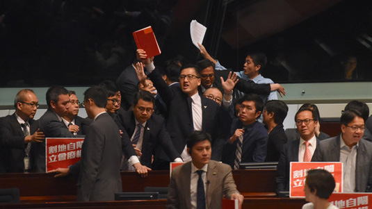 一地两检“第三步”：反对派冲击立会 两名保安受伤