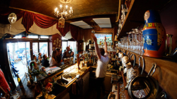 世界杯跟酒吧才配对 球迷在酒吧观看揭幕战