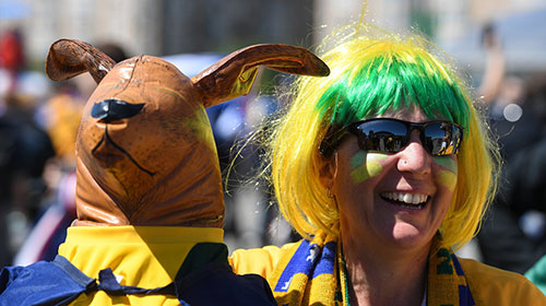 法国vs澳大利亚 球迷造型各异佩戴鹿头