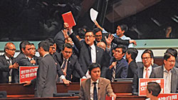 阻止“一地两检”审议失败 反对派迁怒梁君彦