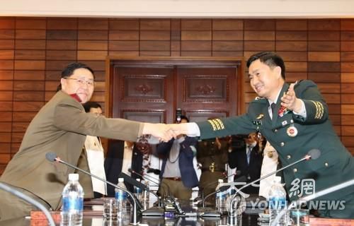 资料图片:第8次韩朝将军级会谈。(图片来源:韩联社) 点击进入下一页