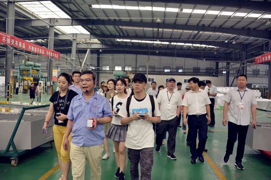 入“冷谷”穿汉服、体验活字印刷 港生商丘“玩穿越”