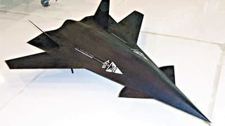 “暗剑”出鞘 中国无人隐形战机首曝光