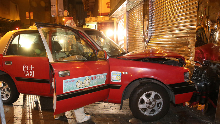 两的士疑切线相撞 香港名校前教师惨遭夹毙