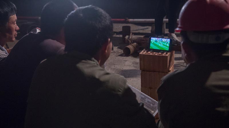 搬砖打比分 “流量接力”看世界杯 这群建筑工人太机智！