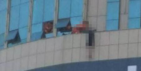 庆阳女孩跳楼死亡事件：警方已拘留2名起哄者