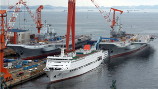 辽宁舰入坞 与国产航母“双舰合璧”