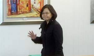 亲绿民调显示民进党认同度空前新低 网友讥：假民调没事没事