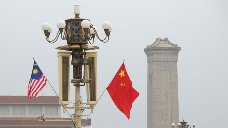 北京天安门广场悬挂中马国旗 欢迎马来西亚总理马哈蒂尔访华 