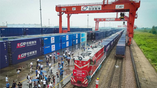 中欧班列开通七年累计破万列 成“一带一路”标志性成果