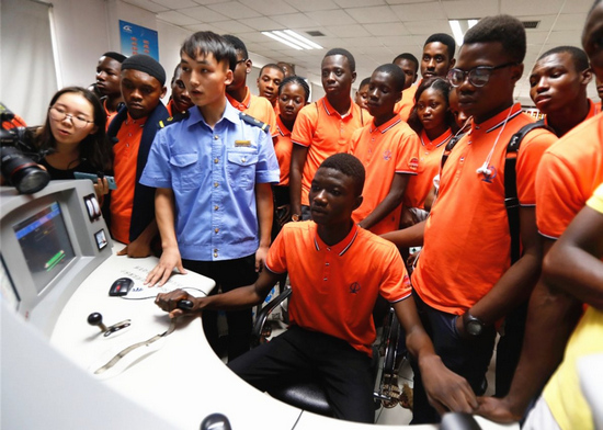 30名非洲留学生西安迎来开学“第一课” 感受中国高铁发展速度
