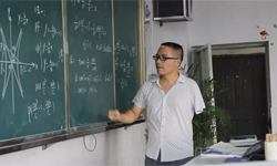 “独臂老师”回母校教书：和当年老师一样，不放弃任何学生