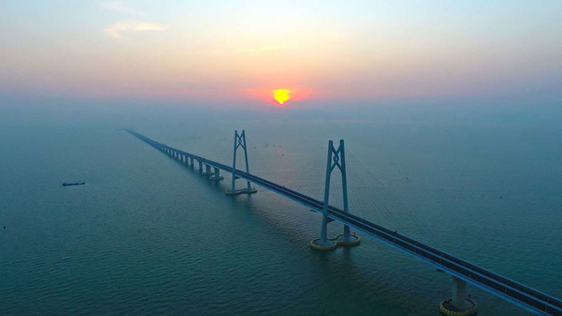 港珠澳大桥今起试运三日 将安排人员演习过关