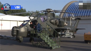 习近平登上武装直升机操控机载武器