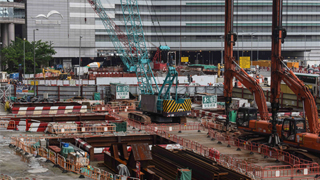 张建宗：在确保安全下恢复港铁会展站工程