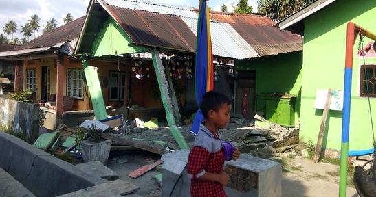 印尼7.5级强震致30人死12人伤 灾区停电致救援困难