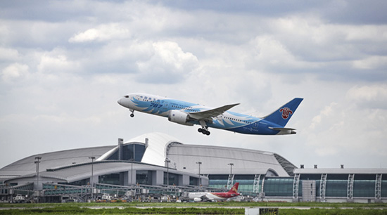 广州口岸国庆客流日破6万 岀游首选东南亚