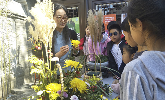 国庆假期首日 园艺师用花艺装扮老北京胡同