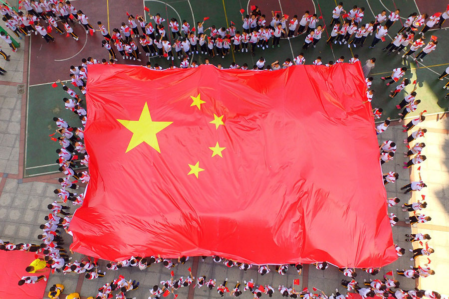 衡阳小学生迎国庆：“我与国旗合个影”