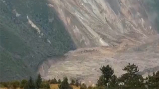 西藏江达突发山体滑坡 金沙江形成堰塞湖