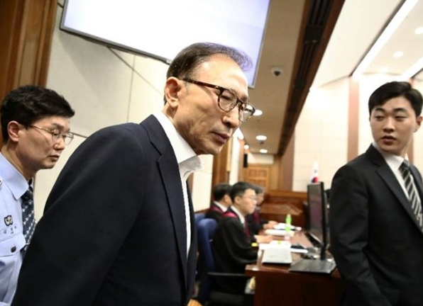 韩国前总统李明博不服一审被判15年 决定上诉
