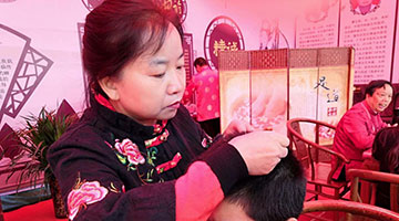 陇南女针灸师中医药博览会现场演示治青春痘