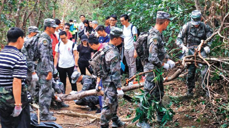 中央驻港机构和中企义工清理麦理浩径 合力继续为风灾善后