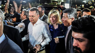 美牧师返国 特朗普邀功拉票