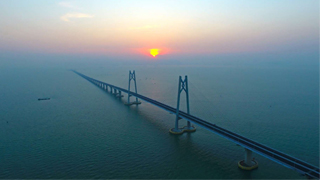 港珠澳大桥直通巴24小时运作 100分钟香港到澳门