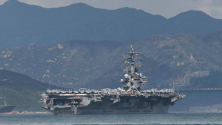 美军1架直升机在里根号航母飞行甲板上坠毁