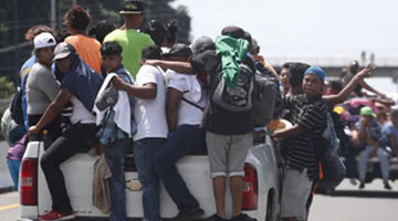 5000多移民逼近美国誓死也要入境 特朗普急了