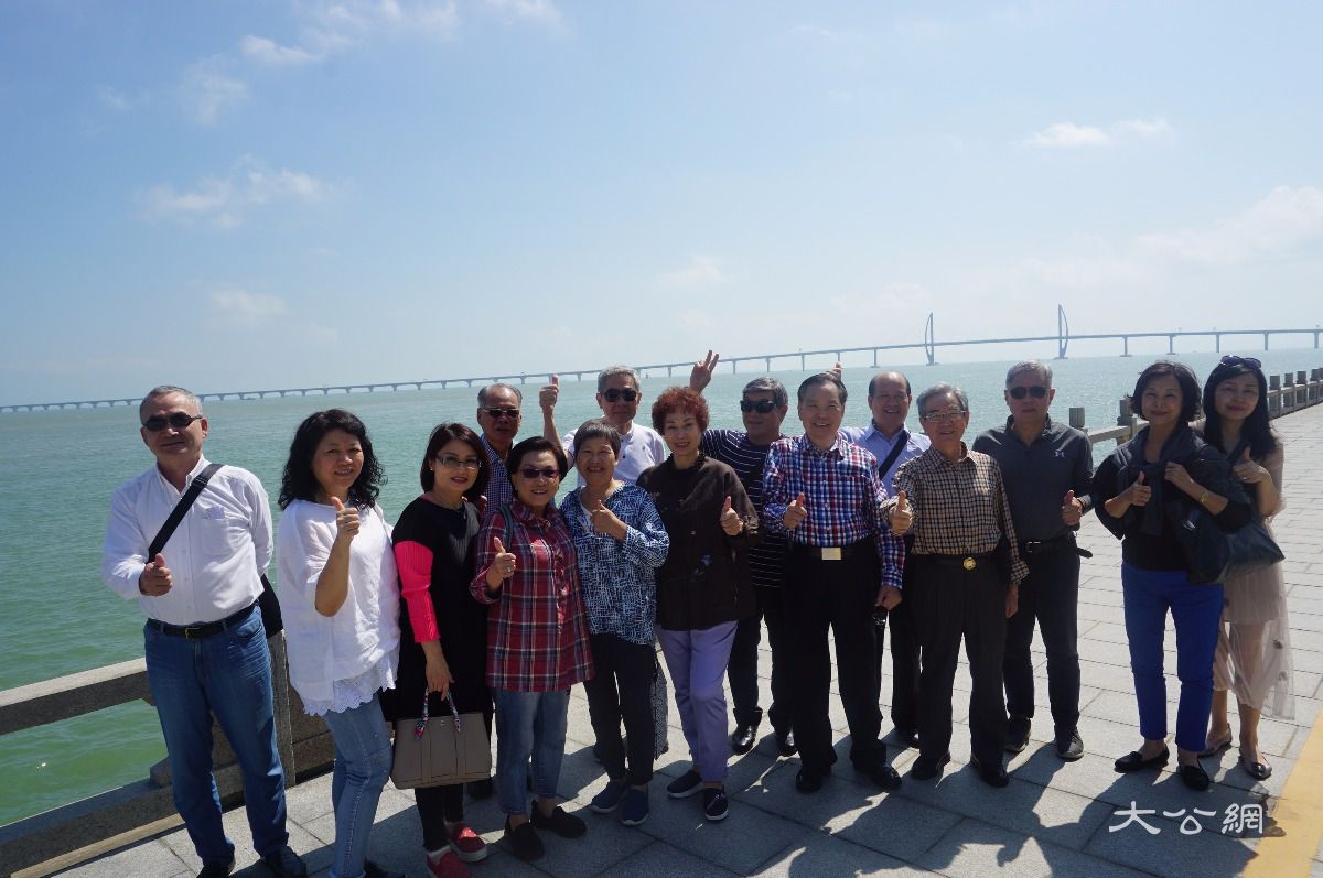 开通在即 港澳台居民组团探营港珠澳大桥大桥