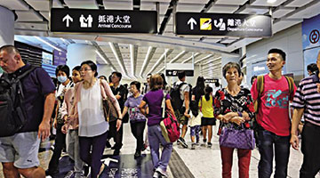 港人西九站报不适 救护员进内地口岸区接走