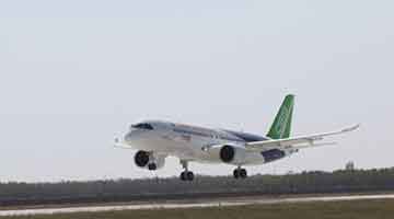 中国国产大飞机C919在南昌瑶湖机场成功试飞